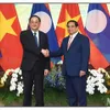 Vietnamese, Lao PMs join in working session in Hanoi