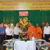 Can Tho's leaders extend greetings to Khmer monks, people on Chol Chnam Thmay