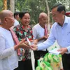 Poor Khmer households in An Giang given gifts on Chol Chnam Thmay Festival