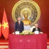 Top leader visits Vietnamese Embassy, meets with OVs in Beijing