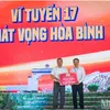 Gifts presented to revolutionary contributors in Quang Tri’s Vinh Linh District