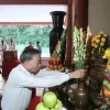 Party leader offers incense in memony of late President Ho Chi Minh in Ca Mau