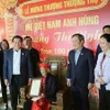 Politburo member Nguyen Xuan Thang presents Tet gifts to heroic Vietnamese mothers and workers in Quang Ninh Province