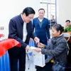Politburo member Phan Dinh Trac visits and gives Tet gifts to residents in Nghe An