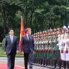 Welcome ceremony held for French President in Ha Noi