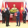 Top Vietnamese, Cuban leaders witness exchange of cooperation documents