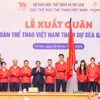 Lê Thanh Thúy và Lê Minh Thuận cầm cờ cho Đoàn Thể thao Việt Nam tại SEA Games 33