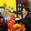 State President offers incense in tribute to late Party, State leaders