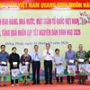 NA Chairman presents gifts to policy beneficiaries in Dong Thap province
