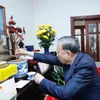 Party chief offers incense in tribute to late PM Pham Van Dong