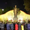 Party leader offers incense at Ly Thai To Monument, extends Tet greetings to Hanoi residents