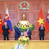 Vietnamese, Slovak PMs witness exchange of documents, chair joint press briefing