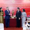 Party and State leader meets Vietnamese community in Philippines
