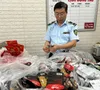 Hàng loạt đồ ăn nhập lậu bán cho trẻ em bị thu giữ tại Hải Dương