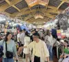 Nhiều cửa hàng chỉ nhận tiền mặt, nếu chuyển khoản thêm thuế 8%