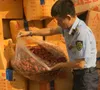 Hà Nội: Tiêu hủy hơn 4 tấn táo đỏ nhập lậu, chủ hàng bị xử phạt nặng