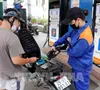 Từ 0 giờ ngày 1/7, giá xăng giảm gần 400 đồng/ lít
