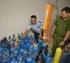 Tạm giữ hàng trăm bình khí N2O không rõ nguồn gốc tại Hà Nội