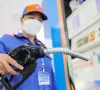 Giá xăng RON 95 về sát 20.000 đồng mỗi lít