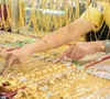 Từ hôm nay, mua bán vàng trên 20 triệu đồng phải chuyển khoản
