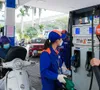 Giá xăng tăng, giá dầu giữ nguyên