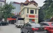 Bị nhắc việc dừng đỗ xe, tài xế ô tô và người bán hàng xảy ra xô xát ở Hà Nội