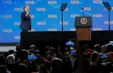 Tổng thống Trump bị ném điện thoại