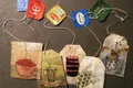 https://cdn-images.vtv.vn/thumb_w/630/2015/363-days-of-tea-i-draw-on-used-tea-bags-to-spark-a-different-kind-of-inspiration-22-700-1447922560568.jpg