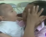 X&uacute;c động cảnh b&eacute; trai 1 tuổi bị b&aacute;n sang Trung Quốc đo&agrave;n tụ với mẹ