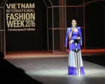 MC Phí Linh cá tính, đầy biến hóa tại Vietnam International Fashion Week