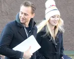 Tom Hiddleston sánh đôi bên bản sao Taylor Swift