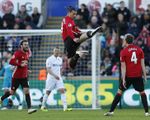 Pogba ghi siêu phẩm, Ibra lập cú đúp, Man Utd ngắt mạch thất vọng