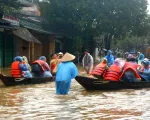 Hội An mênh mông nước lũ, di tản hơn 1.400 du khách