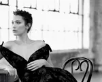Bella Hadid khoe vai trần gợi cảm trên báo Nga