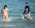 Cấm phụ nữ mặc áo bơi Hồi giáo đi biển: Sự kỳ thị hay biện pháp an ninh?
