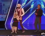 Những khoảnh khắc cười 'té ghế' của MC America"s Got Talent