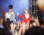 Miley Cyrus, Alicia Keys cực ngầu mở màn The Voice Mỹ