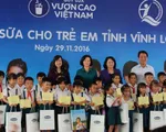 Trao tặng sữa cho trẻ em tại Vĩnh Long