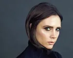 Victoria Beckham 'thôi miên' bằng ánh nhìn lạnh lùng