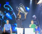 Ảnh: Cúp bạc UEFA Champions League và Clarence Seedorf ở Hà Nội