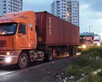 Đại náo trên đường vị bị truy đuổi, hai thanh niên đi xe máy đâm vào xe container