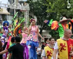 Phố đi bộ Hồ Gươm sôi động lễ hội Carnival bất chấp mưa gió