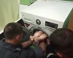 Ukraine: Chơi trốn t&igrave;m, b&eacute; trai 7 tuổi bị mắc kẹt trong lồng m&aacute;y giặt
