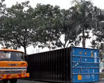 Xe container lật nhào dưới chân cầu Phú Mỹ, TP.HCM