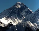 Đỉnh núi cao nhất thế giới Everest đang 'lùn' đi?