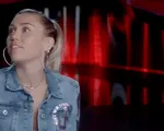 Ngỡ ngàng trước khoảnh khắc Miley Cyrus và Adam Levine ôm hôn nhau ở The Voice