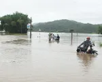 Mất an toàn trên những tuyến đường ngập do mưa lũ tại Phú Yên