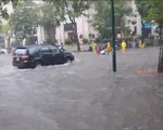 Sau mưa lớn, hệ thống tho&aacute;t nước H&agrave; Nội bị qu&aacute; tải
