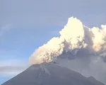 Mexico: Núi lửa Popocatepetl lại phun trào khói bụi cao tới 2km