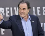 Oliver Stone từ chối bình luận về bê bối tình dục của ông trùm Hollywood